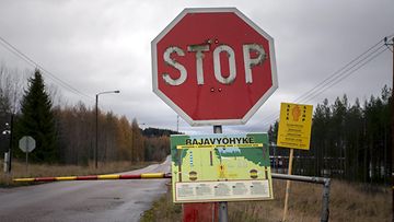 LK 15.5.2022 Stop-merkki ja rajavyöhykkeen kyltti Imatran Pelkolassa 12. marraskuuta 2021.