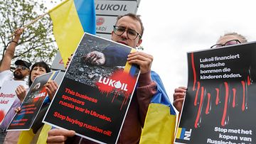 Belgiassa protestoitiin Venäjää vastaan venäläisomisteisen Lukoil-energiayhtiön päämajan pihalla 13. toukokuuta.