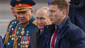 Vladimir Putin voitonpäivän paraatissa Moskovassa 9. toukokuuta. Vasemmalla puolustusministeri Sergei Shoigu.