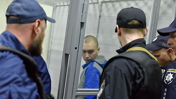 21-vuotiasta venäläissotilasta syytetään sotarikoksista oikeusistuimessa Kiovassa. Miehen syytetään ampuneen kuusikymppisen pyöräilijäsiviilin.