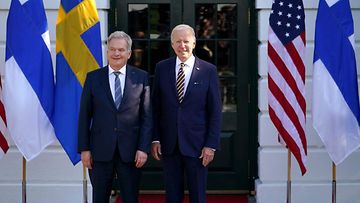 LK 19.5.2022 Sauli Niinistö ja Joe Biden poseerasivat Valkoisen talon edustalla 19.5.2022