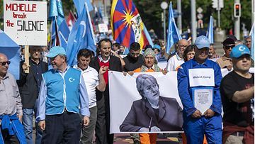 Uiguurien oikeuksia puolustava melenosoitus kantaa Michelle Bacheletin kuvaa toukokuussa vuonna 2022.