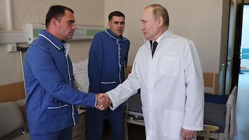 Vladimir Putin on tänään tavannut tiettävästi ensimmäistä kertaa Venäjän hyökkäyksen aikana Ukrainassa haavoittuneita sotilaita. Kremlin mukaan presidentti vieraili sotilassairaalassa Moskovassa.