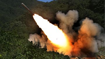 Etelä-Korean armeijan ampuma raketti raketinheittimestä sotaharjoituksissa syyskuussa 2015.