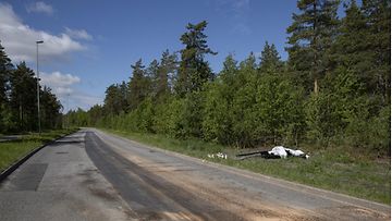 Muistokynttilöitä onnettomuuspaikalla Aerotiellä lähellä Turun lentokenttää lauantaina 4. kesäkuuta 2022. 