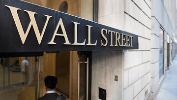 Mies menee Wall Streetin pörssiin.