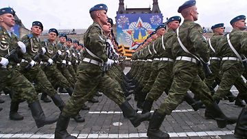 Venäjän laskuvarjoujoukkoja paraatissa toukokuussa 2001.
