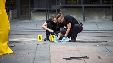 Poliiseja tutkimassa rikospaikkaa Oslon ammuskelun jälkeen kesäkuussa 2022.