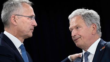 LK 29.6.2022 Naton pääsihteeri Jesn Stoltenberg ja presidentti Sauli Niinistö Naton huippukokouksessa Madridissa Espanjassa 29.6.2022.