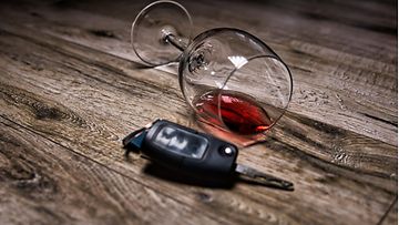 shutterstock rattijuopumus viinilasi autonavain
