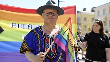 Helsingin pormestari Juhana Vartiainen osallistui sukupuoli- ja seksuaalivähemmistöjen puolesta marssivaan Pride-kulkueeseen Helsingissä 2. heinäkuuta 2022.