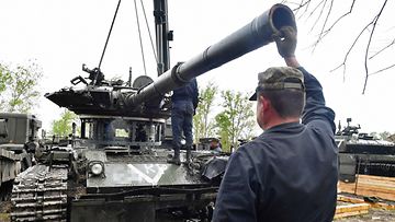 Venäjä korjaa panssarivaunua toukokuussa 2022.