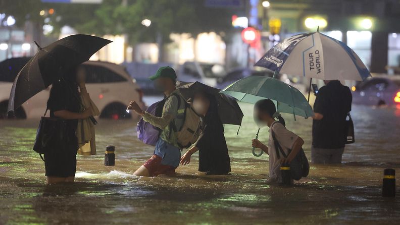 Sateet ovat aiheuttaneet tulvia Soulin kaduille.