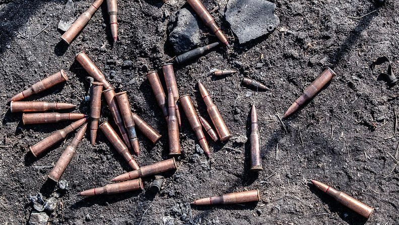 Kiväärin ammuksia maassa Ukrainan sodassa.