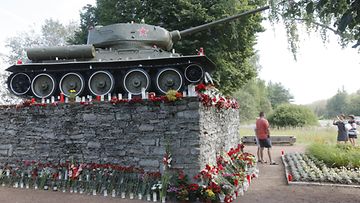 Viron hallitus ilmoitti ensi töikseen poistavansa Narvan kaupungissa esillä olleen neuvostopanssarivaunun ja siirtävänsä sen Viron sotamuseoon.