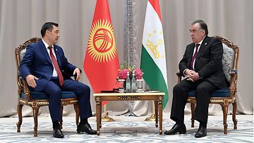 Kirgistanin presidentti Sadyr Japarov ja Tadzhikistanin presidentti Emomalii Rahmon keskustelivat Shanghain yhteistyöjärjestön kokouksessa Uzbekistanissa 16.9.2022.