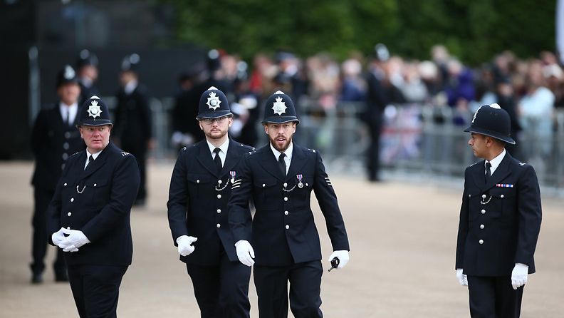 AOP Elisabetin hautajaiset poliisi