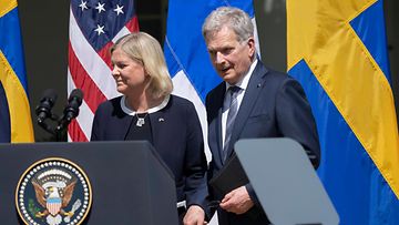 Presidentti Sauli Niinistö ja Ruotsin entinen pääministeri Magdalena Andersson kertoivat yhdessä maiden päätöksestä hakea Naton jäsenyyttä Washingtonissa 19. toukokuuta.