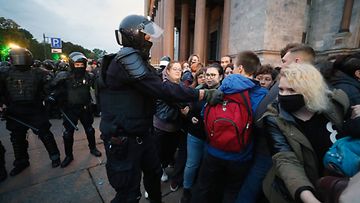 Venäläispoliisi ottamassa kiinni ihmisiä, jotka protestoivat osittaista liikekannallepanoa vastaan Pietarissa 21. syyskuuta 2022.