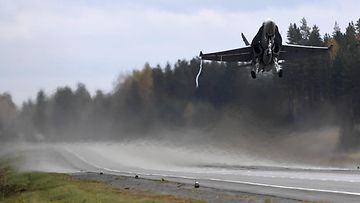 LK Hornet-hävittäjä lentotoimintaharjoituksessa Heinolan Lusin varalaskupaikalla