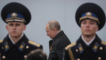 Vladimir Putin ja kaksi sotilasta 