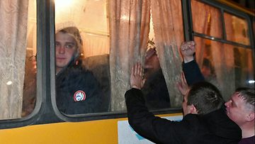 Taran kaupungissa Siperiassa omaiset hyvästelivät palvelukseen lähteviä miehiä 26.9.2022