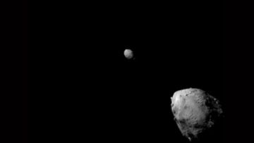 Didymos (oikealla) ja Dimorphos (vasemmalla) DART-avaruusaluksen DRACO-kameralla kuvattuna 27.9.2022 juuri ennen aluksen törmäystä Dimorphos-asteroidiin.