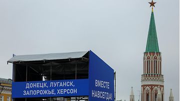 Moskovan Punaiselle torille pystytettiin lavaa 28. syyskuuta. "Donetsk, Luhansk, Zaporizhzhja, Herson – yhdessä ikuisesti!" kylteissä lukee.
