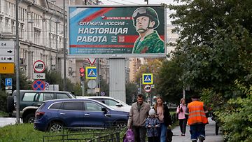 AOP Pietarin katukuvaa koristi 29.9.2022 mainos, joka julisti, että ”Venäjän palveleminen on oikea työ”.