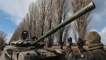 Venäläinen panssarivaunu ja Ukrainan sotilas AOP