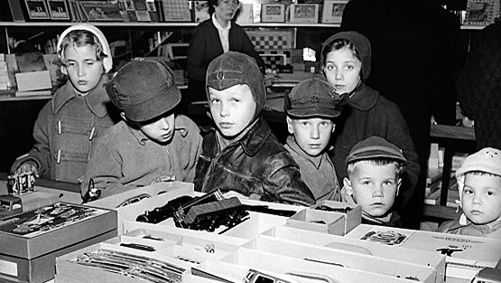 Lapset ihastelevat lelukaupan valikoimaa joulun alla 1956. Kuvan ihmiset eivät liity tapaukseen.