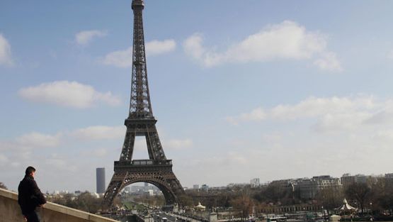 Eiffel-torni on ranskan tunnetuin maamerkki.
