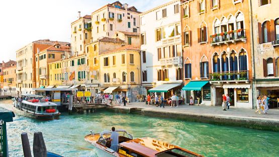 Venetsian sillat kanaalit muistuttavat toisiaan.