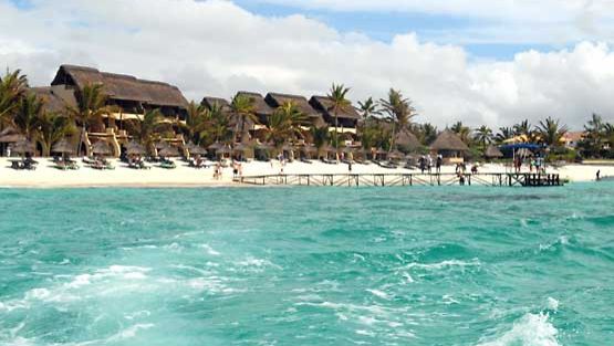 Paratiisihotelli meren rannassa Mauritiuksen tapaan.