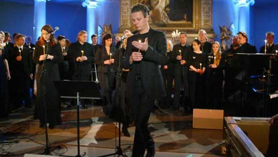 Jukka Leppilampi esiintyy kirkon ulkomaanavun konsertissa.