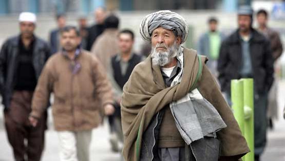 Afgaanimies kävelee Kabulissa.
