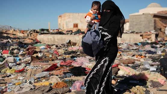 Nainen ja lapsi pakenevat Libyasta Tunisian puolelle.