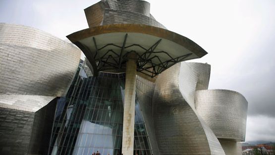 Espanjan Bilbaon Guggenheim-museo vetää turisteja.