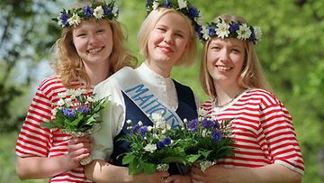 Vuoden 2000 Maitotyttökolmikko. Matotyttö, helsinkiläinen Riikka Katajainen (kesk.), 1. perintöprinsessa Tiina Heikkinen (vas.) ja 2. perintöprinsessa Emma Lehtola. 
